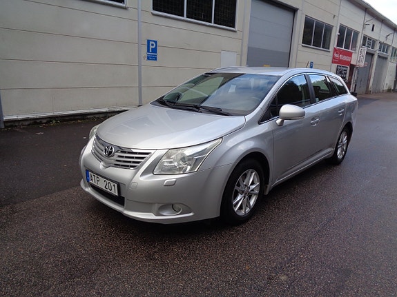 Toyota Avensis 2 of 10