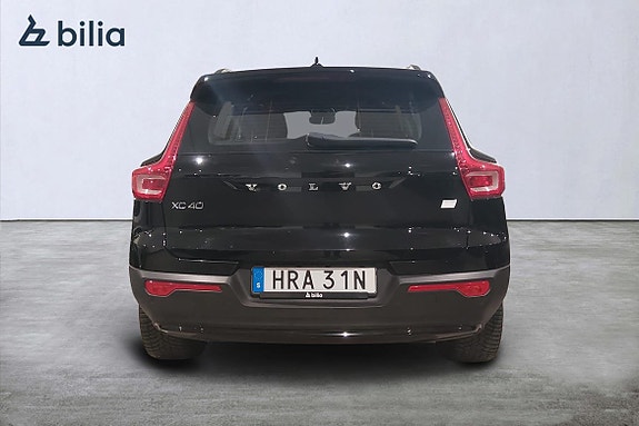 Volvo XC40 4 of 17