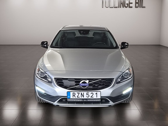 Volvo V60 Cross Country 8 of 24