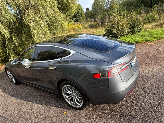 Tesla Model S 4 of 5