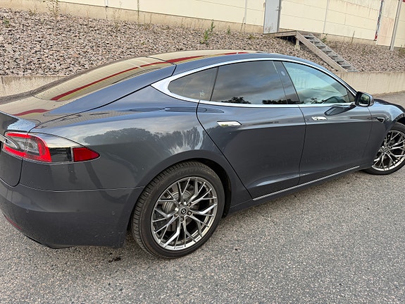 Tesla Model S 4 of 12