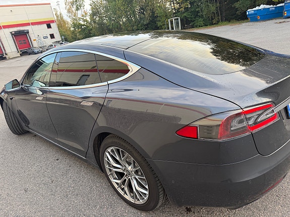 Tesla Model S 5 of 12