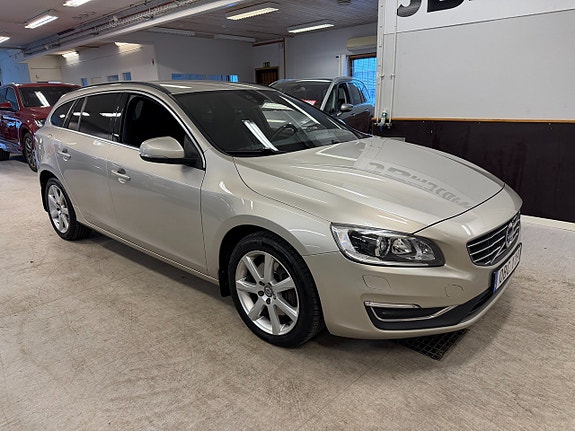 Volvo V60 2 of 12