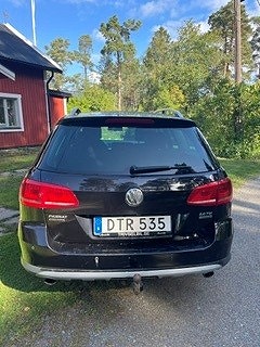 Volkswagen Passat Alltrack 2 of 6