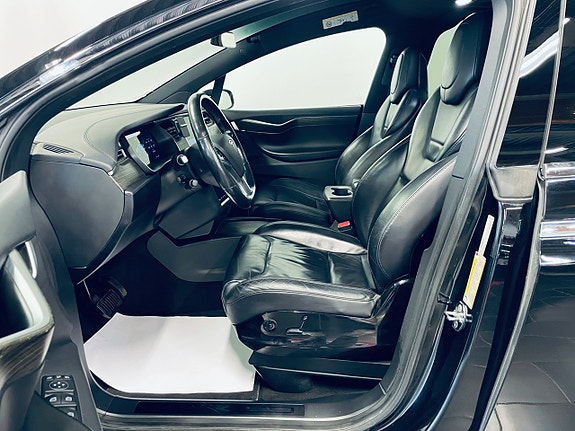 Tesla Model X 10 of 19