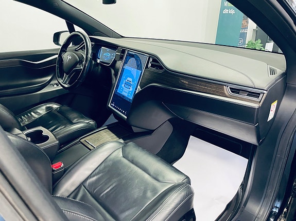 Tesla Model X 9 of 19