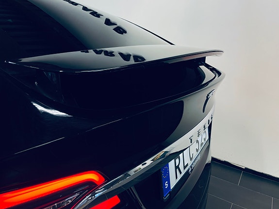 Tesla Model X 17 of 19