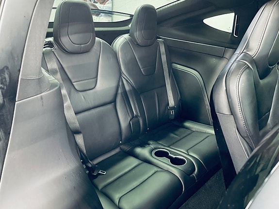 Tesla Model X 14 of 19