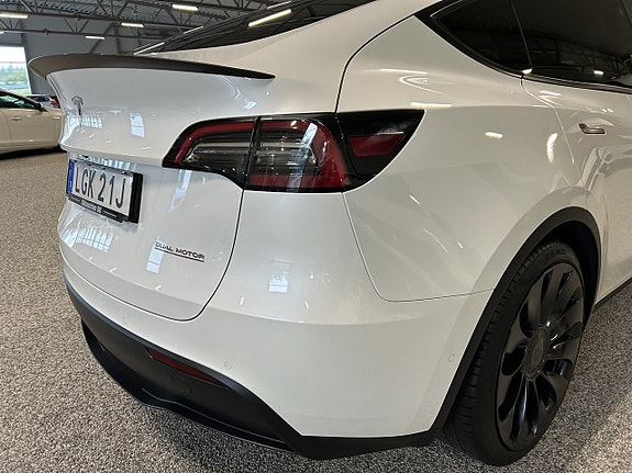Tesla Model Y 8 of 26