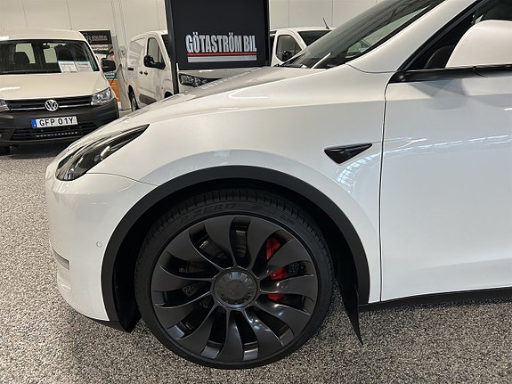 Tesla Model Y 10 of 26