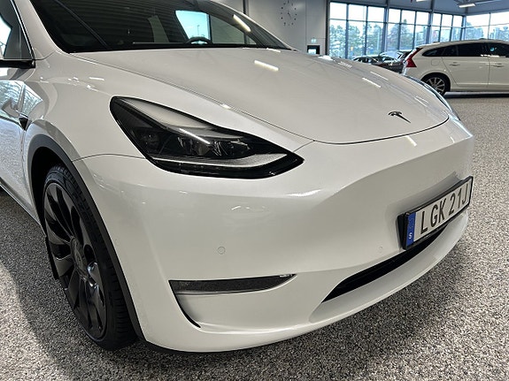 Tesla Model Y 6 of 26