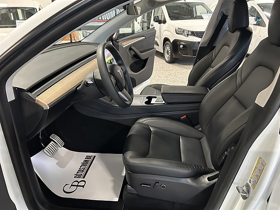 Tesla Model Y 12 of 26