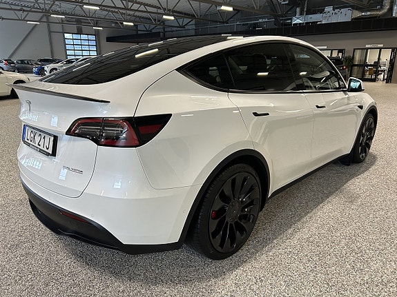 Tesla Model Y 4 of 26