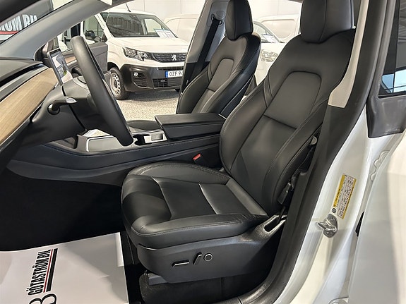 Tesla Model Y 14 of 26
