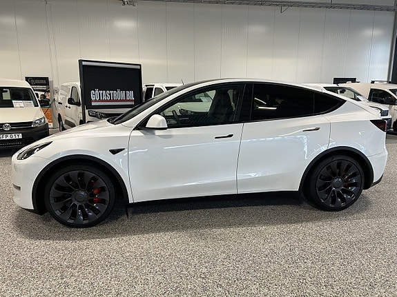 Tesla Model Y 9 of 26