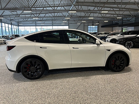 Tesla Model Y 7 of 26
