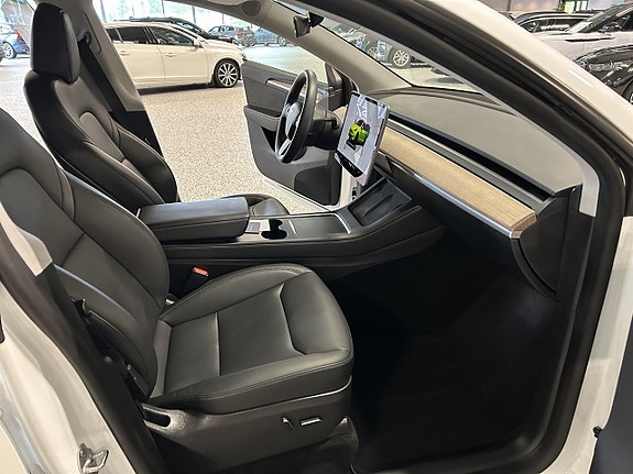 Tesla Model Y 19 of 26
