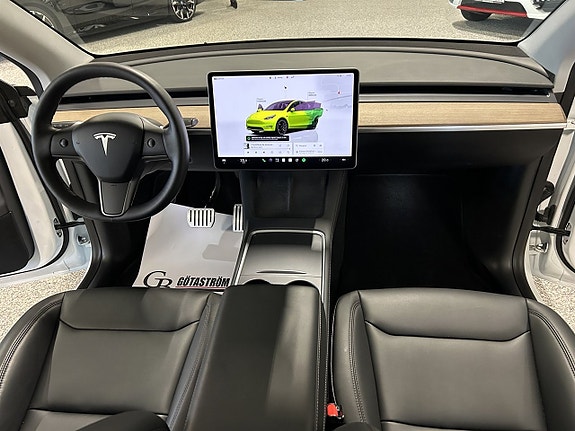 Tesla Model Y 20 of 26