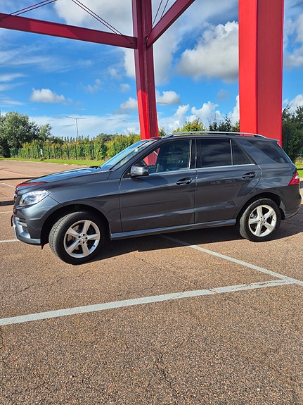Mercedes-Benz ML250 2 of 13