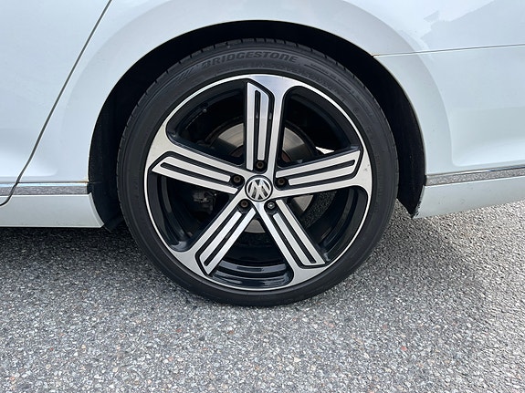 Volkswagen Passat 12 of 17