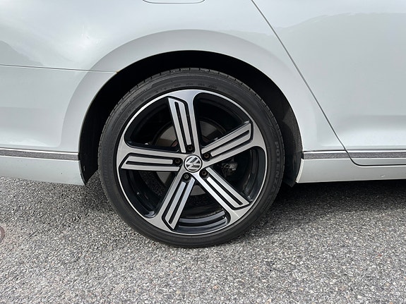 Volkswagen Passat 10 of 17
