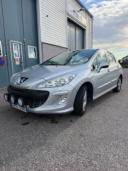 Peugeot 308 2 of 12