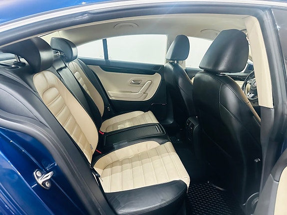Volkswagen Passat CC 16 of 19