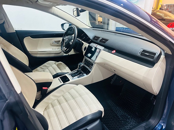Volkswagen Passat CC 14 of 19