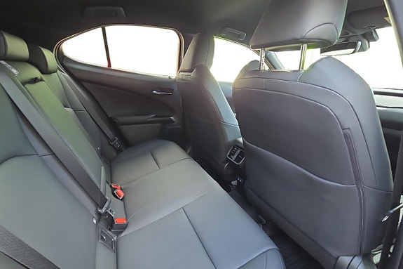 Lexus UX250h 7 of 21