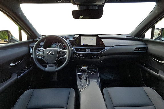 Lexus UX250h 8 of 21