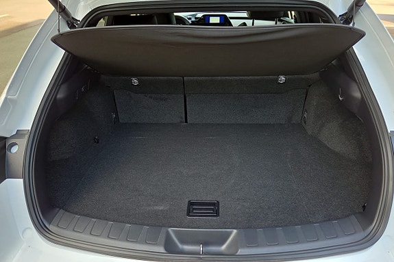 Lexus UX250h 10 of 21