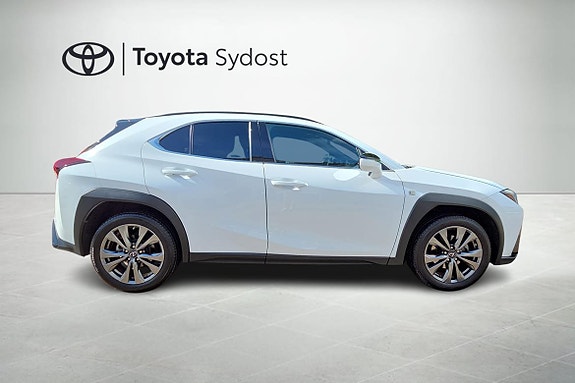 Lexus UX250h 16 of 21