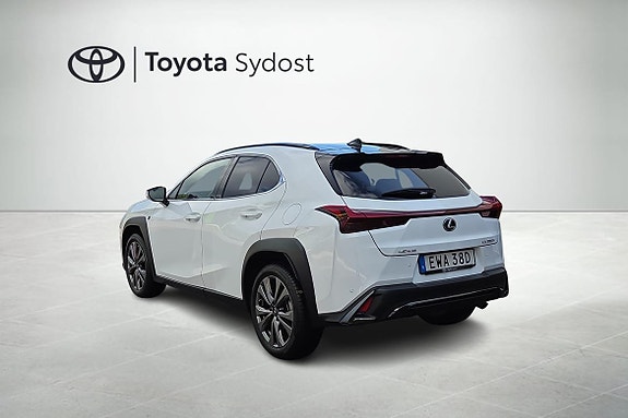 Lexus UX250h 17 of 21