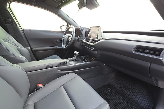Lexus UX250h 6 of 21