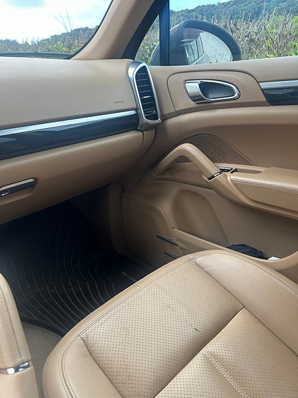 Porsche Cayenne 9 of 19