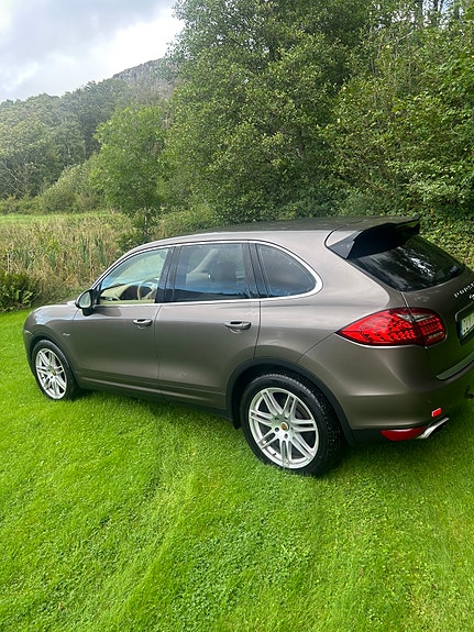 Porsche Cayenne 2 of 19