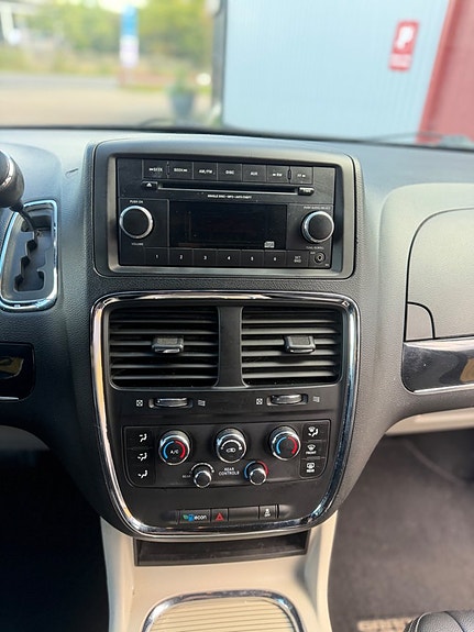 Dodge Grand Caravan 9 of 12