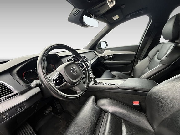 Volvo XC90 10 of 20
