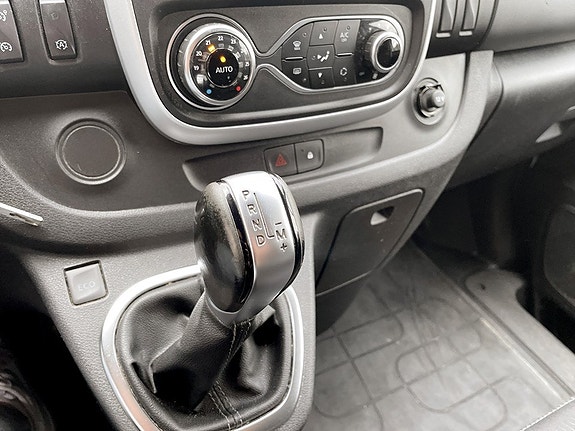 Nissan NV300 18 of 21