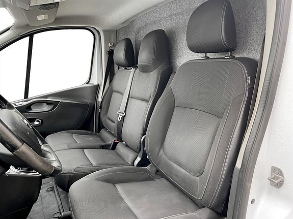 Nissan NV300 8 of 21