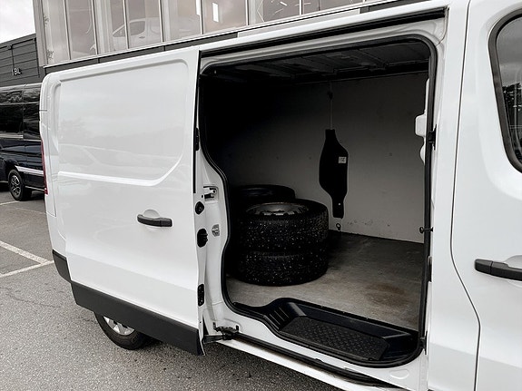 Nissan NV300 20 of 21