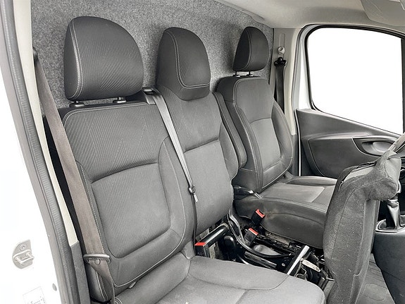 Nissan NV300 19 of 21