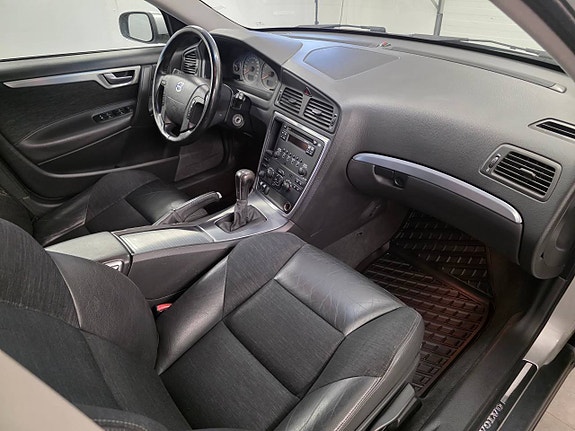 VolvoV70 2.5T AWD Man *Takvinge* Atraktor 6 of 8