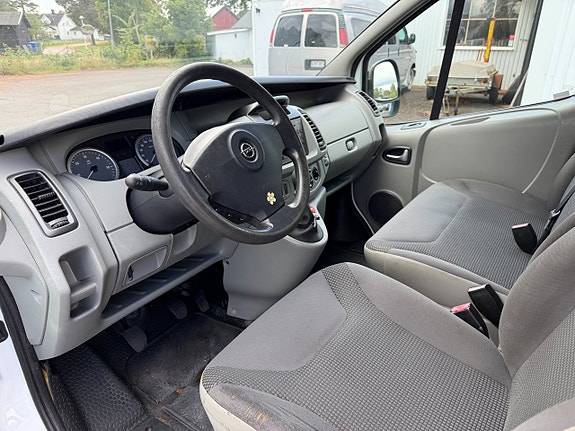 Opel Vivaro 11 of 12
