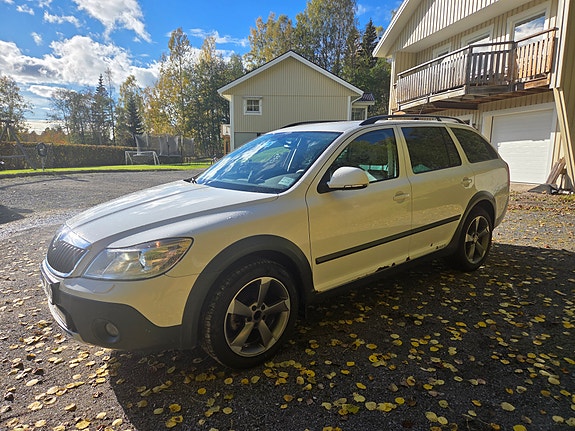 Skoda Octavia Scout 2 of 12