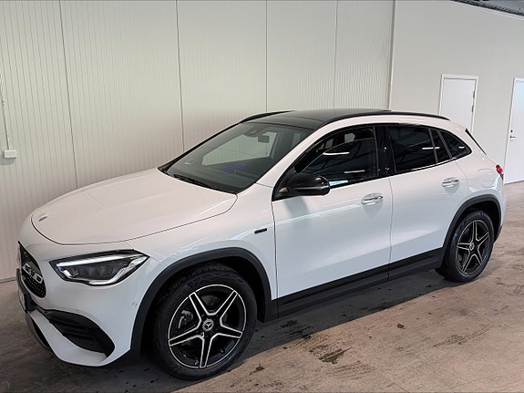 Mercedes-Benz GLA250 e 8 of 24