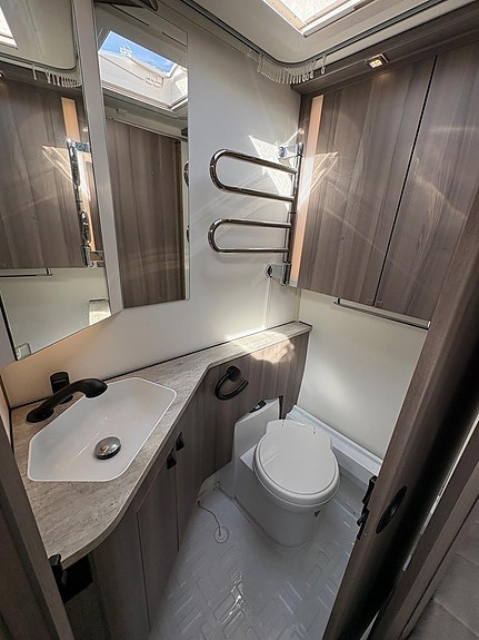 Kabe ESTATE 630 GXL KS Dinette med överbäddskåp 7 of 17