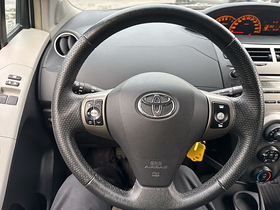 Toyota Yaris 13 of 19