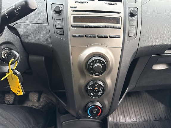 Toyota Yaris 15 of 19