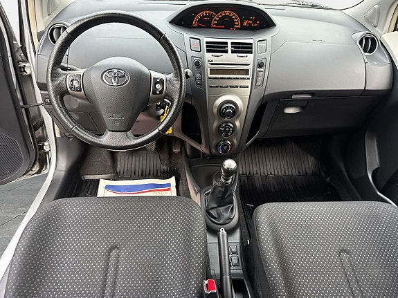 Toyota Yaris 8 of 19